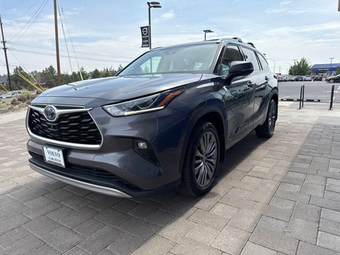 Used 2020 Toyota Highlander Platinum AWD/4WD image 4