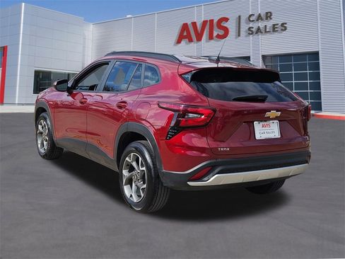 Used 2025 Chevrolet Trax LT w/ LT Convenience Package image 3