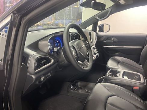New 2026 Chrysler Pacifica Select image 9