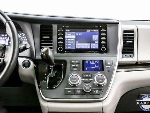 Used 2020 Toyota Sienna XLE image 18