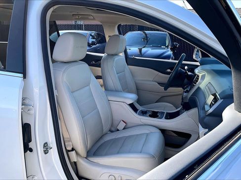 Used 2022 GMC Acadia Denali w/ Denali Ultimate Package image 10