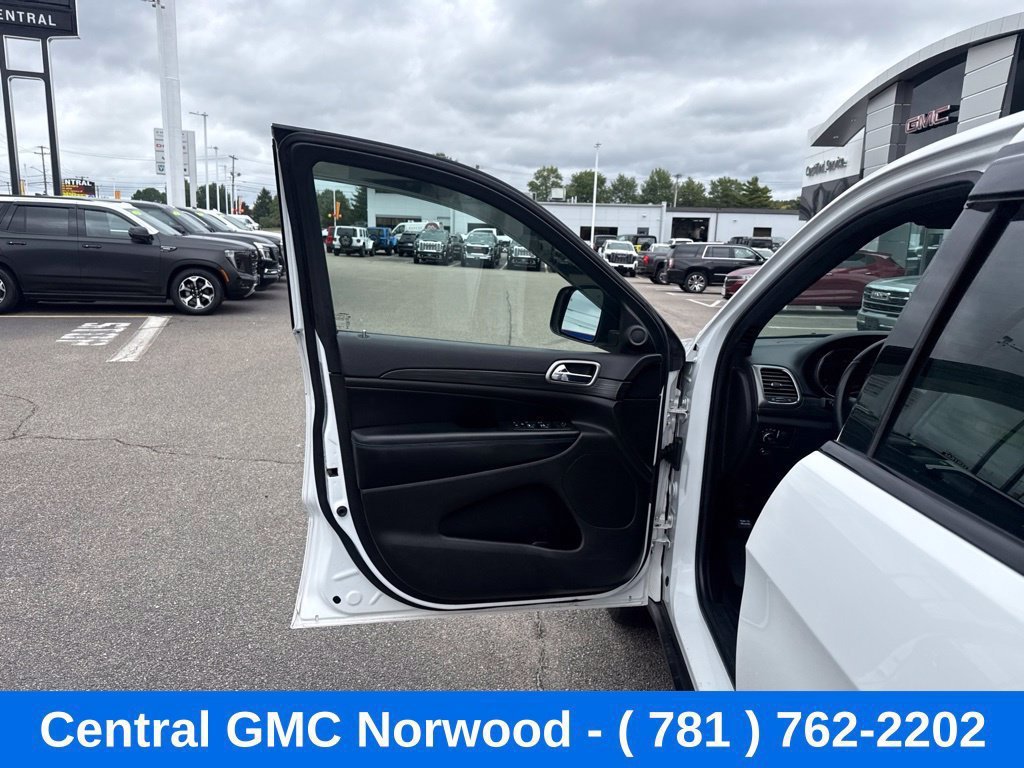 Used 2019 Jeep Grand Cherokee Laredo AWD/4WD image 12