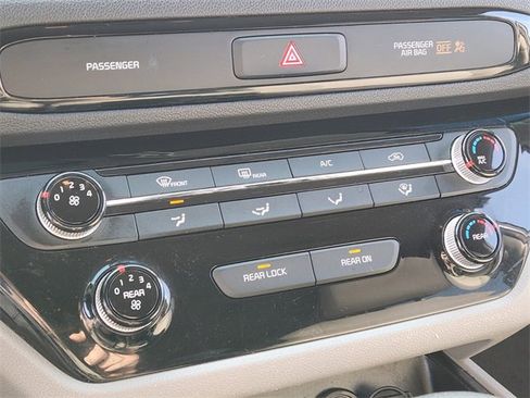 Used 2021 Kia Sedona LX image 21