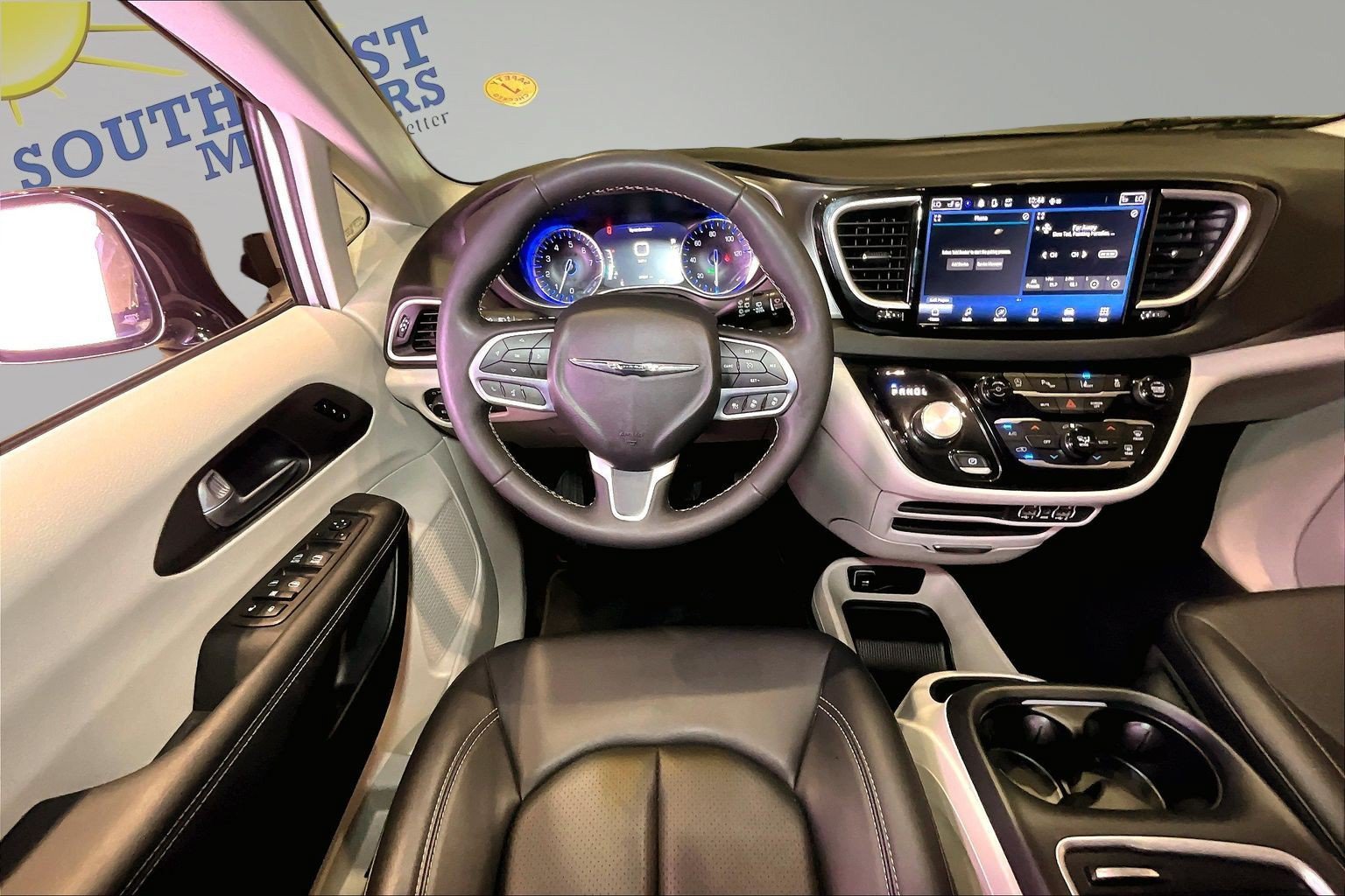 Used 2024 Chrysler Pacifica Touring-L FWD image 9