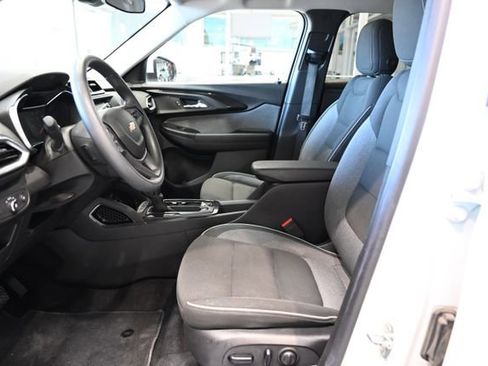 Used 2023 Chevrolet TrailBlazer LT FWD image 9