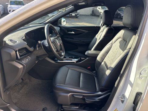Used 2025 Buick Envista Sport Touring image 27