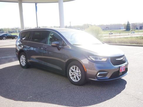 Used 2023 Chrysler Pacifica Touring-L FWD image 3