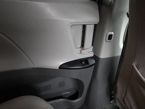 Used 2018 Toyota Sienna LE w/ Carpet Mat Package FWD image 43