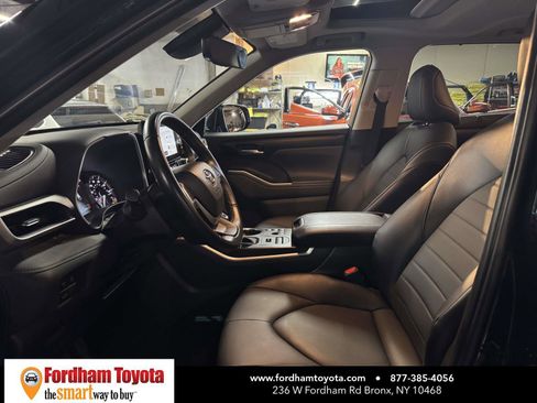 Used 2025 Toyota Highlander XLE image 17