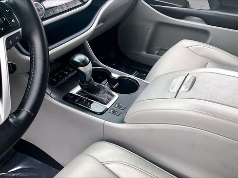 Used 2018 Toyota Highlander XLE AWD/4WD image 16