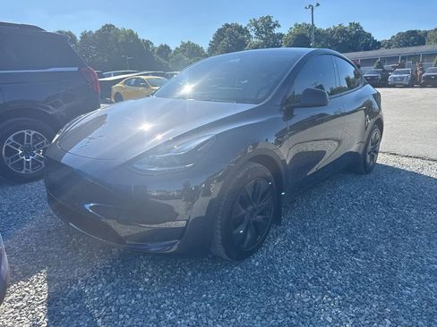 Used 2024 Tesla Model Y Long Range AWD/4WD image 1