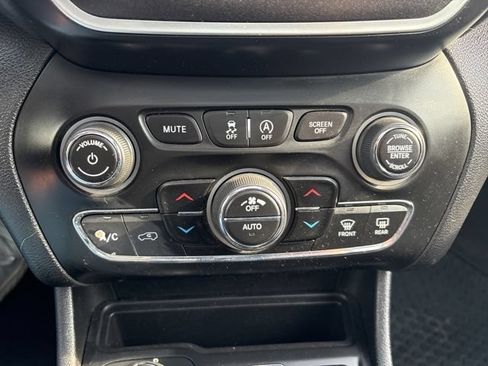 Used 2019 Jeep Cherokee Trailhawk AWD/4WD image 31