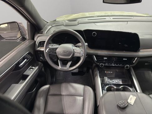 Used 2025 Chevrolet Suburban Z71 image 16