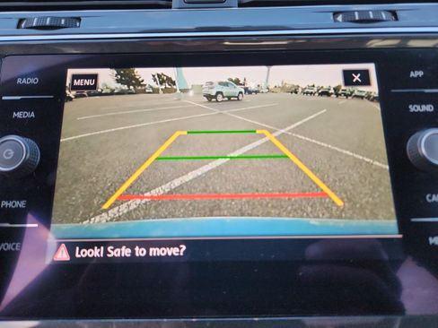 Used 2018 Volkswagen Tiguan SE w/ Panoramic Sunroof Package image 30