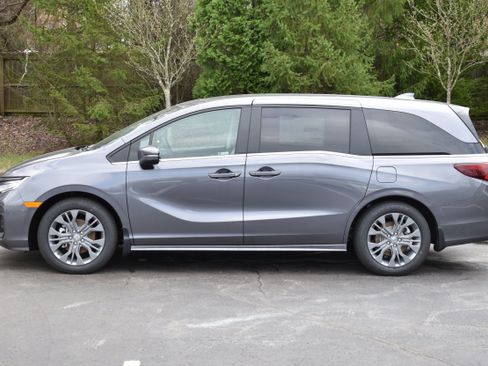 New 2026 Honda Odyssey Touring image 4