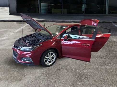 Used 2017 Chevrolet Cruze LT w/ RS Package FWD image 9