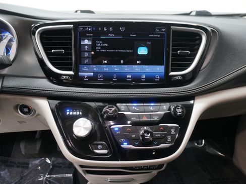 Used 2023 Chrysler Pacifica Touring-L FWD image 22