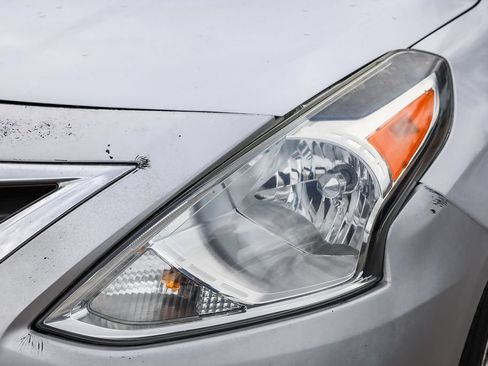 Used 2015 Nissan Versa SV FWD image 2