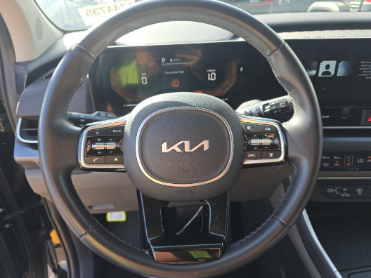 Used 2025 Kia Carnival FWD image 11