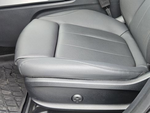 Used 2025 Mercedes-Benz GLB 250 image 25