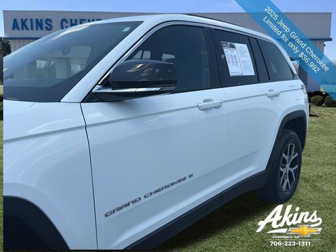 Used 2025 Jeep Grand Cherokee Limited w/ Trailer Tow Package RWD image 12