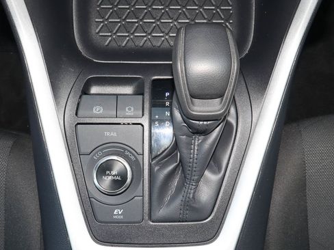 Used 2025 Toyota RAV4 XLE AWD/4WD image 19