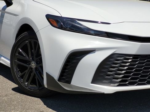 Used 2025 Toyota Camry SE FWD image 4