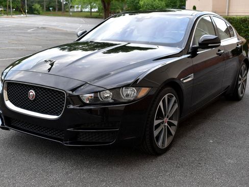 Used 2019 Jaguar XE Prestige image 3