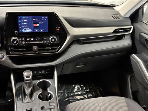 Used 2025 Toyota Highlander LE FWD image 37
