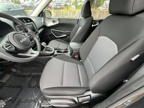 Used 2025 Kia Soul LX w/ LX Technology Package FWD image 26