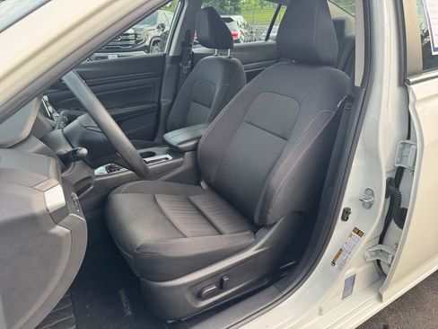Used 2025 Nissan Altima 2.5 SV FWD image 17