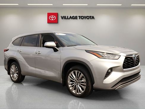 Certified 2024 Toyota Highlander Platinum AWD/4WD image 7
