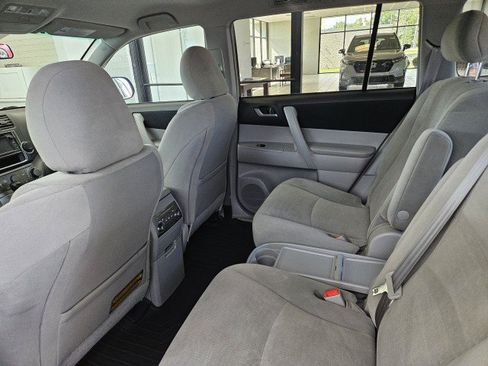 Used 2013 Toyota Highlander Plus FWD image 9