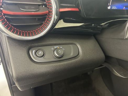 Used 2025 Chevrolet Trax RS w/ Sunroof Package FWD image 19