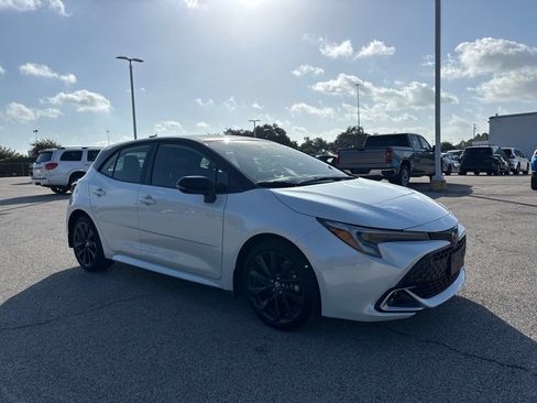 Used 2025 Toyota Corolla XSE FWD image 3