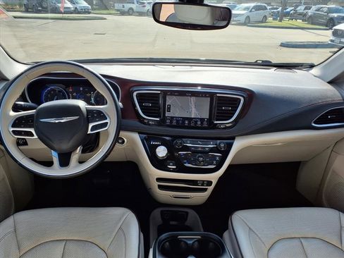 Used 2020 Chrysler Pacifica Limited image 5