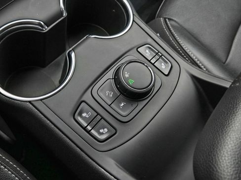 Used 2024 GMC Terrain SLT image 17