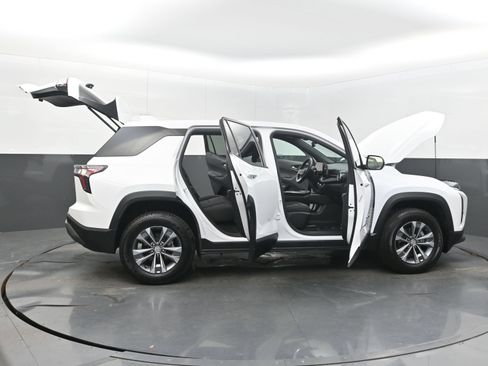 Used 2025 Chevrolet Equinox LT FWD image 46