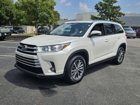 Certified 2019 Toyota Highlander XLE FWD image 3
