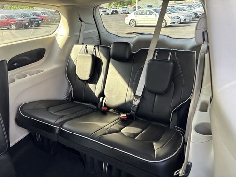 Used 2023 Chrysler Pacifica Limited FWD image 11