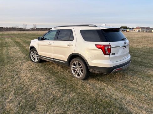 Used 2016 Ford Explorer XLT w/ Equipment Group 202A image 8
