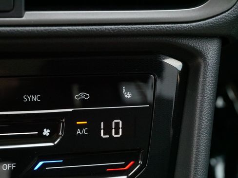 Certified 2025 Volkswagen Taos SE AWD/4WD image 29