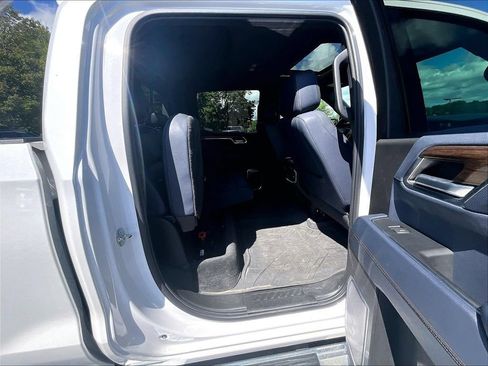 Used 2022 Chevrolet Silverado 1500 High Country w/ High Country Premium Package AWD/4WD image 15
