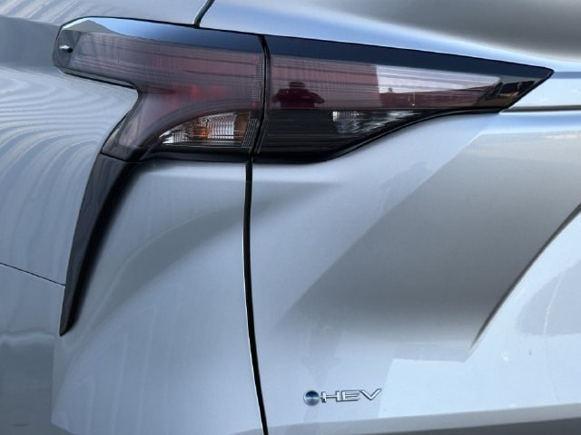 Certified 2025 Toyota Sienna XLE FWD image 6