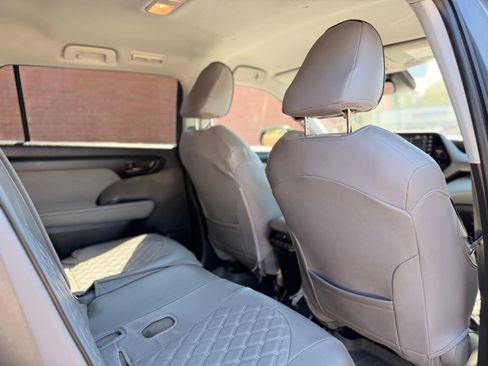 Used 2020 Toyota Highlander L FWD image 20