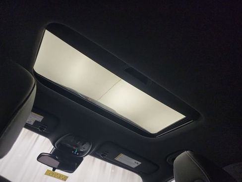 New 2026 Chevrolet Trax RS w/ Sunroof Package image 18