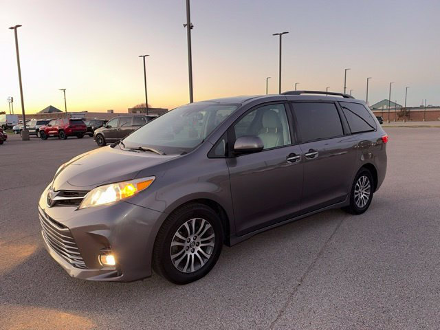 Used 2019 Toyota Sienna XLE FWD image 2