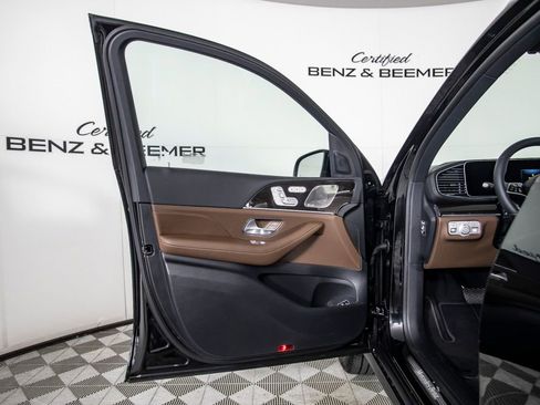 Used 2025 Mercedes-Benz GLS 450 4MATIC image 23