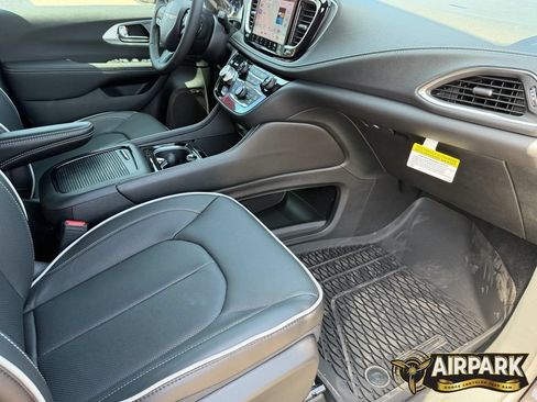 New 2026 Chrysler Pacifica Limited w/ Uconnect Theater Family Group FWD image 14