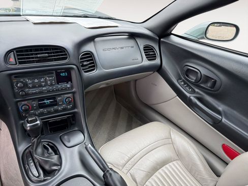 Used 2004 Chevrolet Corvette Coupe w/ Preferred Equipment Group RWD image 12